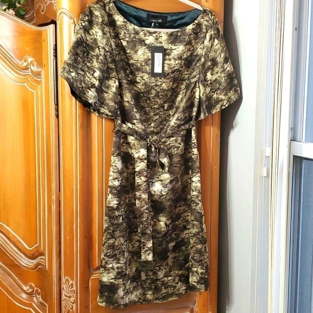 MIHA DRESS, Green moss, size 6 tie at waist bell short‎ sleeves. Complete…